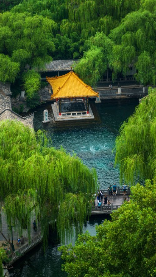 在天下第一泉风景区,来一场雨后漫步