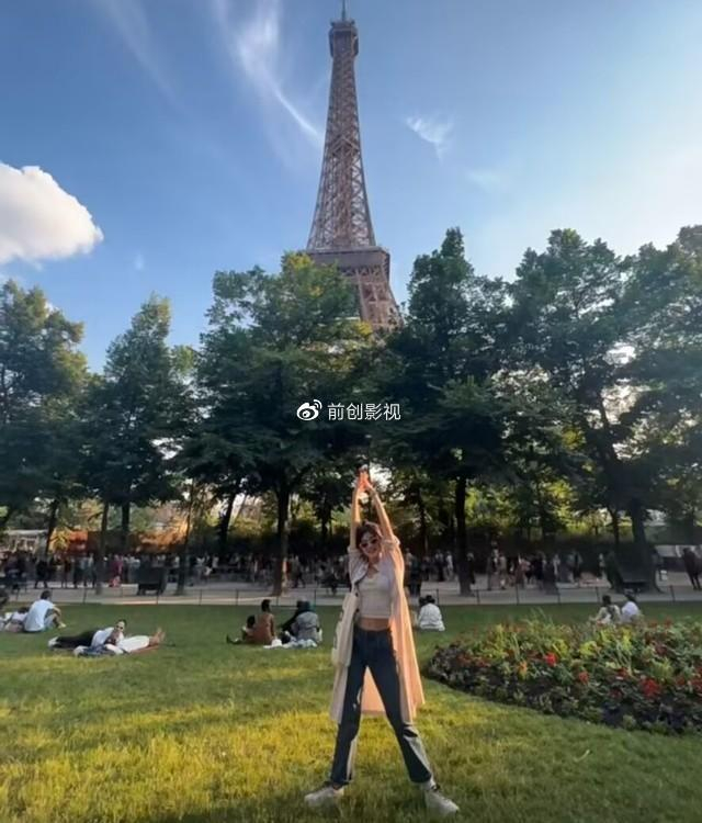 陈思诚陪小女友法国度假,阮巨穿露脐装嘟嘴索吻,打卡埃菲尔铁塔|巴黎|佟丽娅|男友_新浪娱乐_新浪新闻