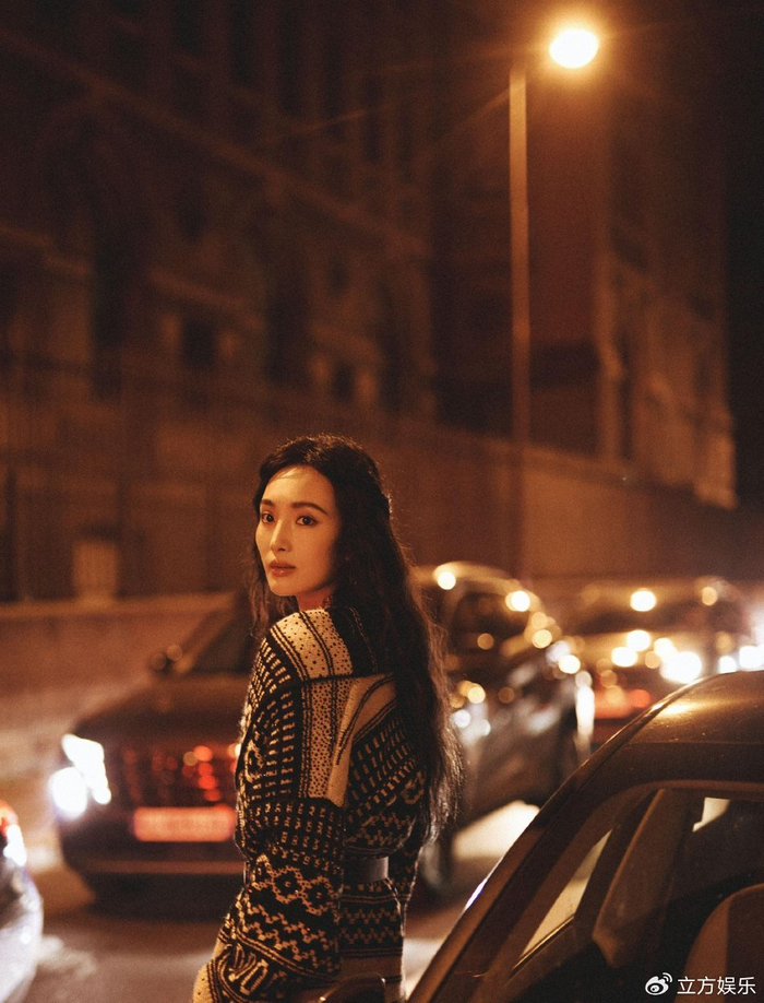 露肩深v上衣搭复古卷发气质佳|王紫璇|深v|露肩_新浪新闻