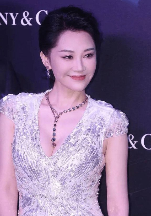 迷倒冯小刚,爱过王志文,55岁的许晴至今无人敢娶?