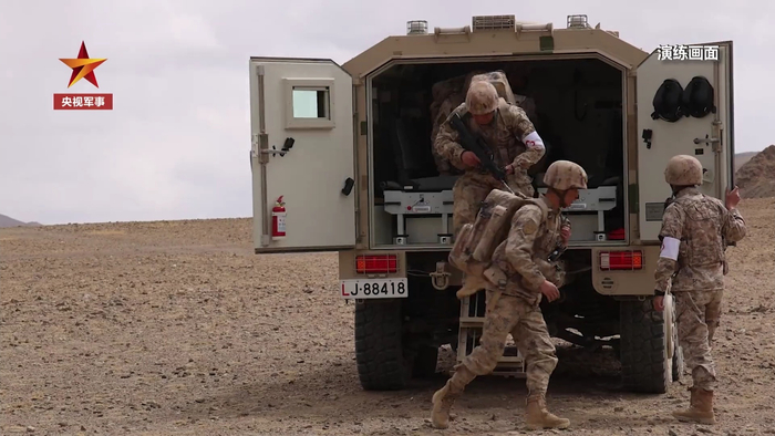 荒漠数码迷彩涂装的猛三救护车