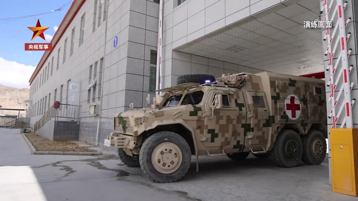 荒漠数码迷彩涂装的猛三救护车