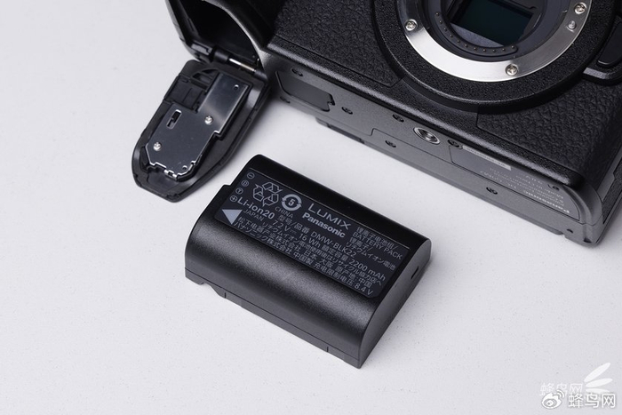 松下lumix g9m2此次仍然采用了两个uhs-ii sd卡槽位,并且这两个卡槽都
