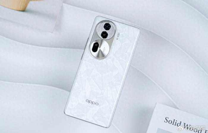 在这一点上,oppo reno11标准版基本上是无话可说的了,人物主体从帽子