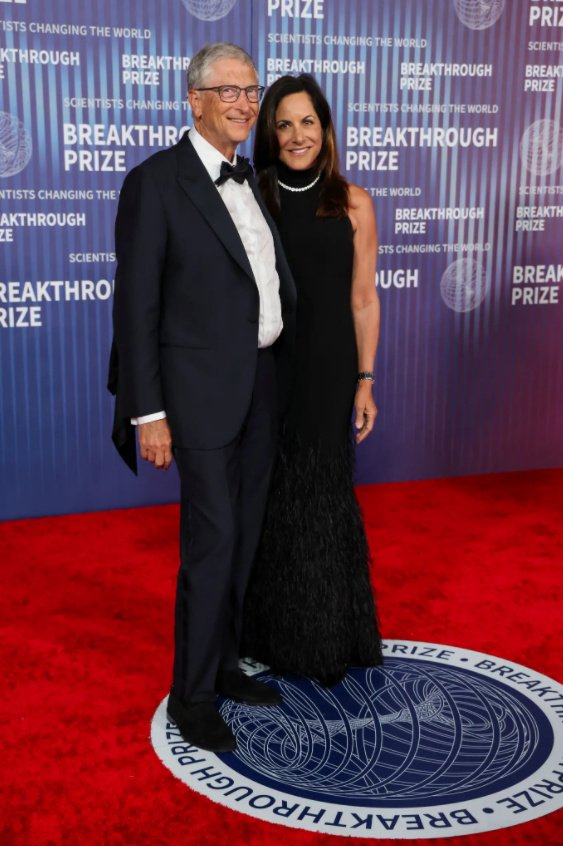 比尔·盖茨59岁前妻再晒钻戒却否认订婚,坐拥亿万财富仍期盼爱情