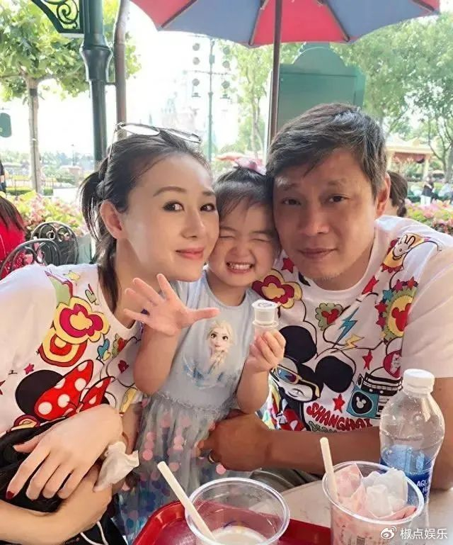范志毅与家人庆54岁生日,三婚小娇妻与女儿仿佛姐妹,人生赢家!