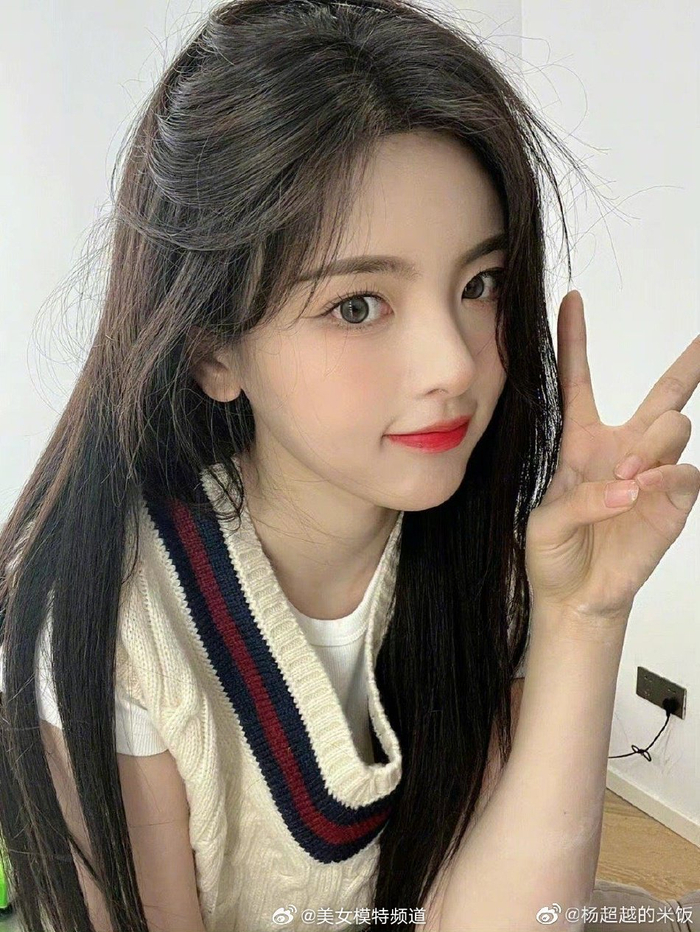 杨超越学院风写真曝光美女校花清纯可爱