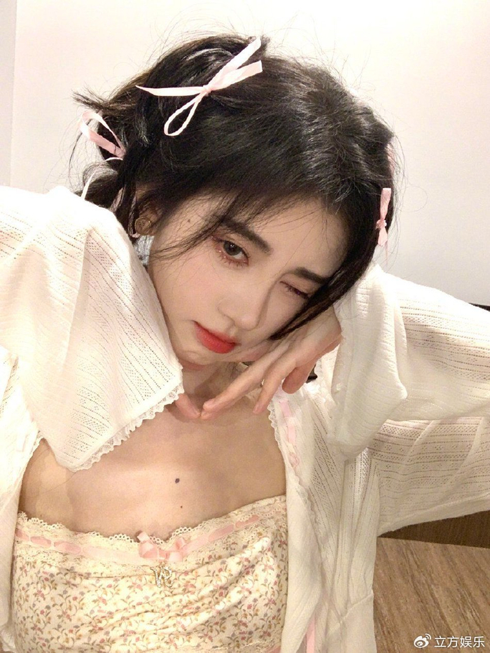 鞠婧祎晒甜美日常随拍 碎花短裙搭蝴蝶结元素治愈可爱|鞠婧祎|蝴蝶结