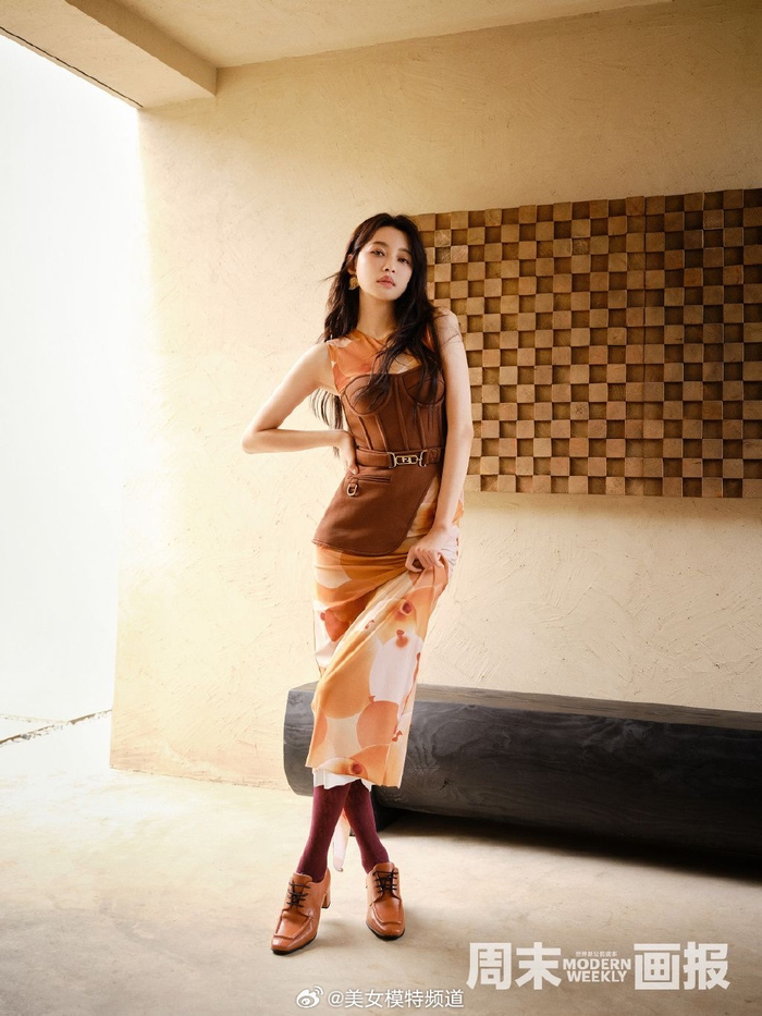 孙怡穿绿色抹胸裙大秀锁骨 手臂纤细妆容精致气场强