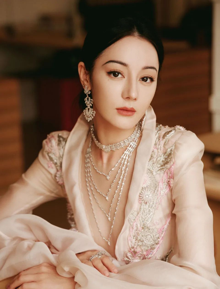 热巴得罪时尚圈?华晨宇女装癖?白鹿张凌赫分手?