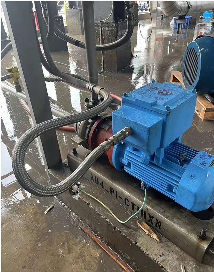 螺纹的防爆格兰头);此种方式略复杂,略增加成本,功效类似橡套电缆布线