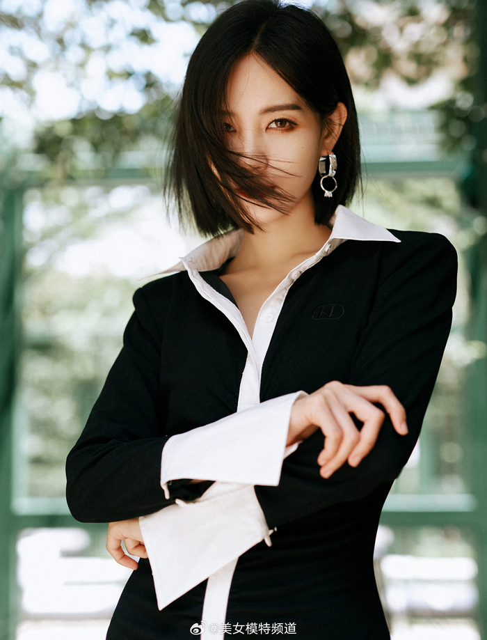 李一桐黑白浪漫质感穿搭