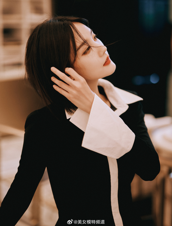 李一桐黑白浪漫质感穿搭