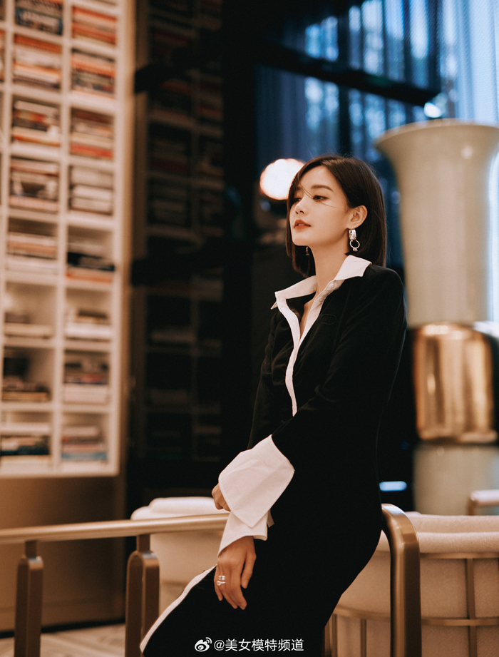 李一桐黑白浪漫质感穿搭