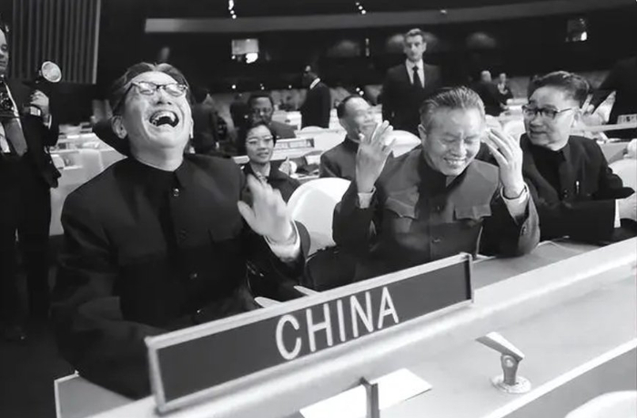 乔冠华晚年和妻子的合照,笑得太灿烂,历经风浪老两口依旧幸福__财经头