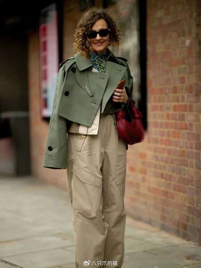 今年流行的薄风衣越短越时髦