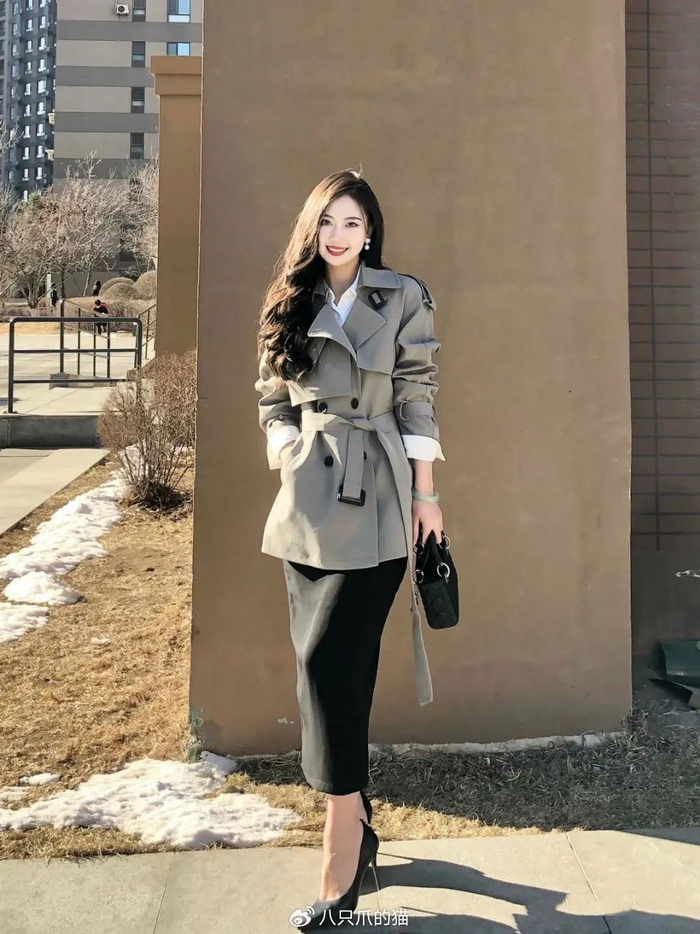 今年流行的"薄风衣",越短越时髦|风衣|版型|时髦_新浪新闻