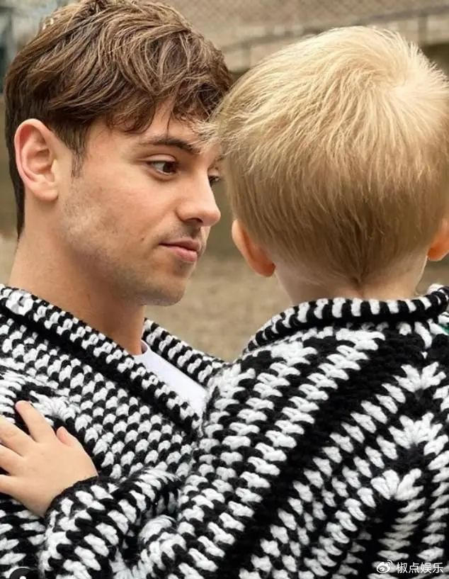 爱织毛衣的"戴利"获得银牌!丈夫到场为他助威,两个儿子萌翻了