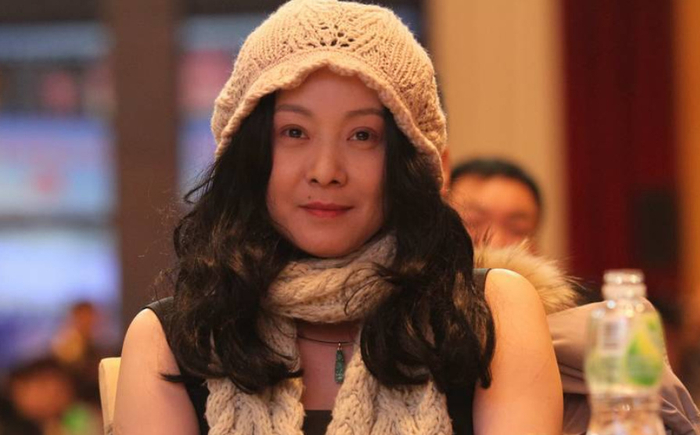 她是红楼梦晴雯扮演者,被丈夫宠爱23年,晚年负债累累无家可归|安雯|苏