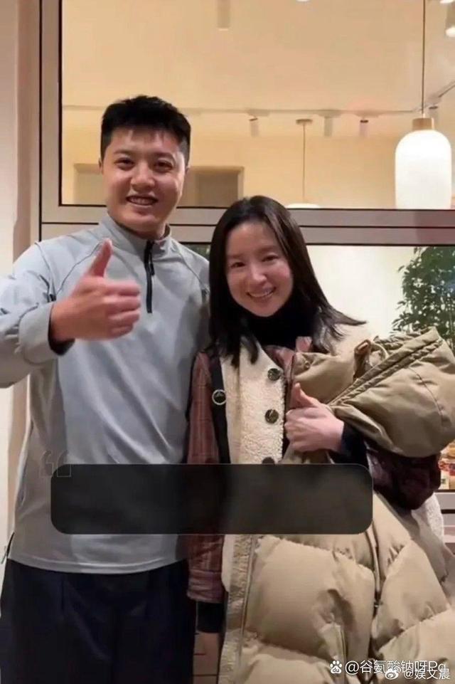 44岁董洁大连聚餐被偶遇，依偎在男友人肩膀满脸娇俏，素颜出镜看着像20多岁！