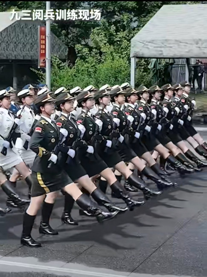中国仪仗女兵阅兵展英姿