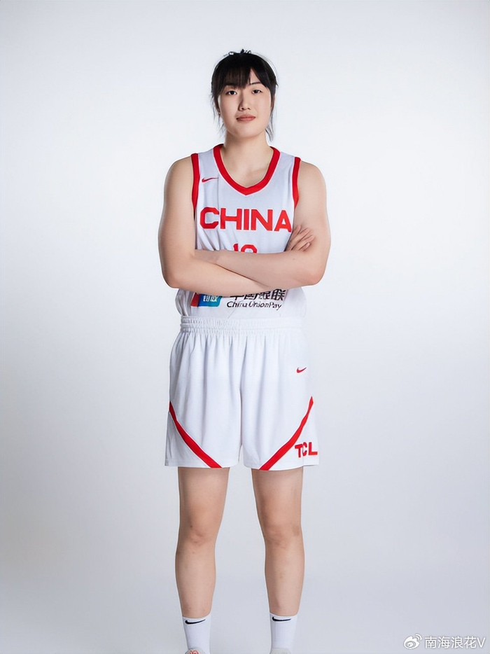中国女篮定妆照片出炉！李月汝尽显可爱，张茹美丽动人