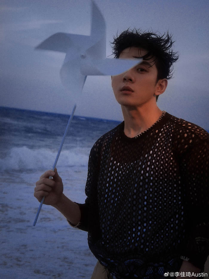 李佳琦发布海边写真大片,身穿针织老头衫,胸肌若隐若现……__财经头条