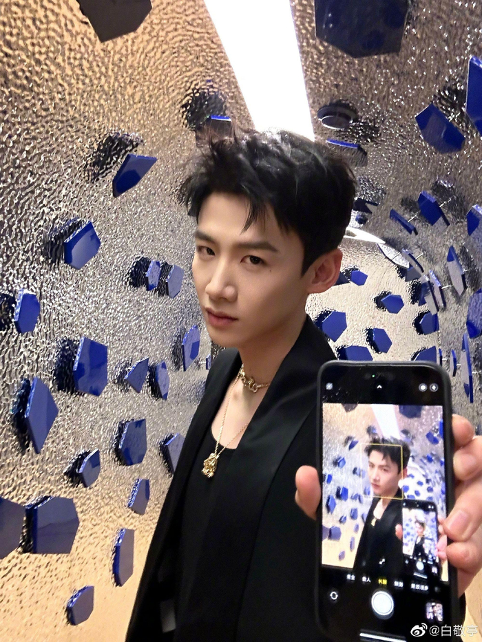 白敬亭拿球鞋自拍|白敬亭_新浪新闻