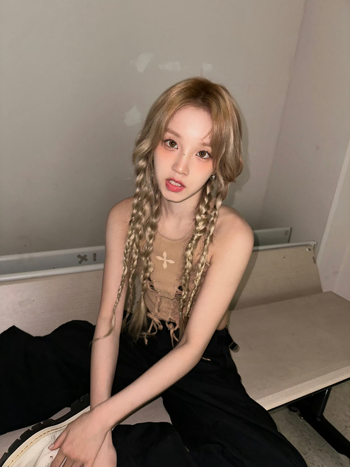 宋雨琦穿了棕色绑带吊带自拍来啦雨琦头上好多麻花辫喔