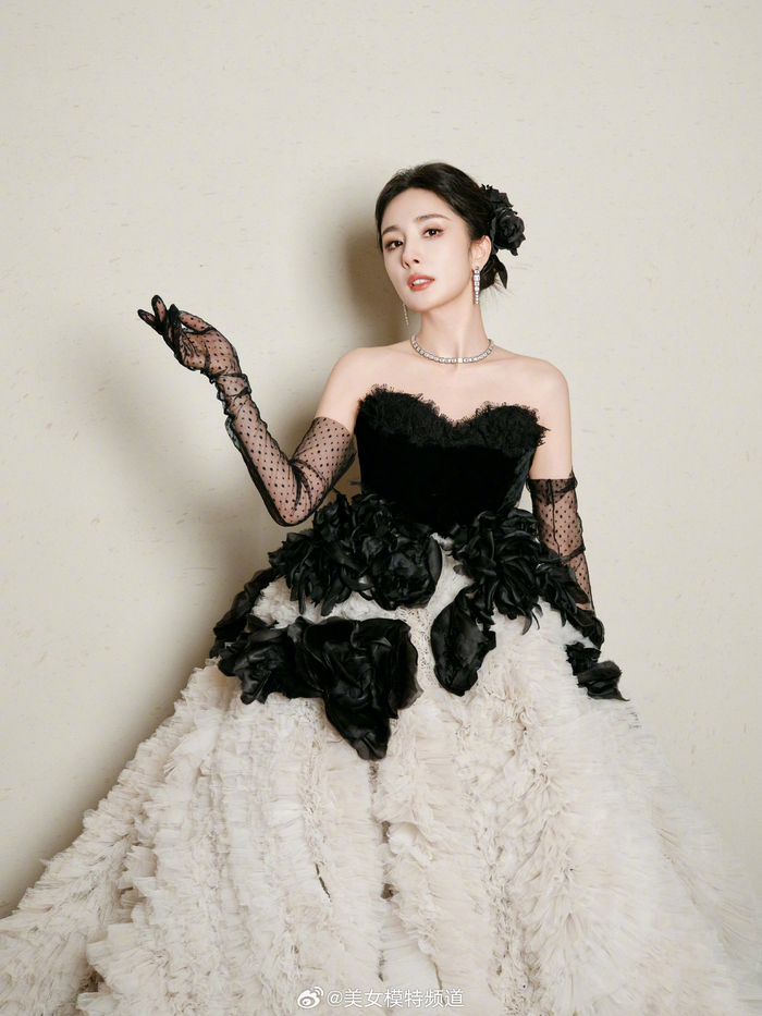 杨幂黑色礼裙美照