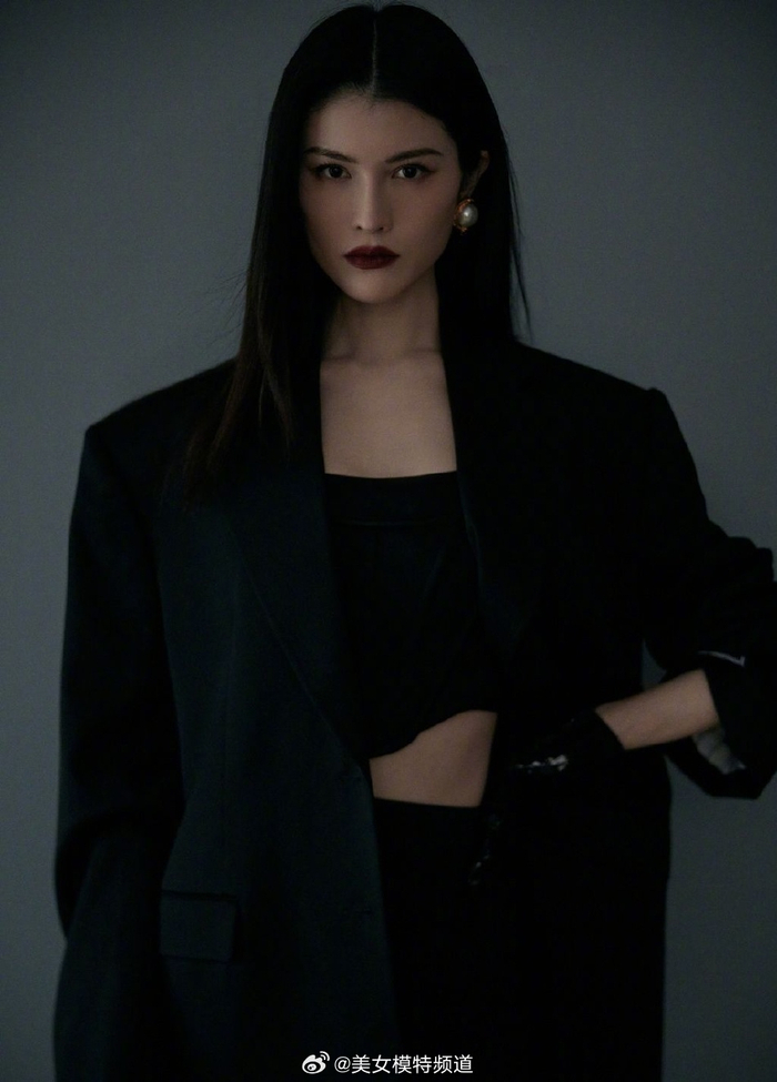 何穗穿黑色西服外套内搭吊带长发披肩眼神冷冽气场十足