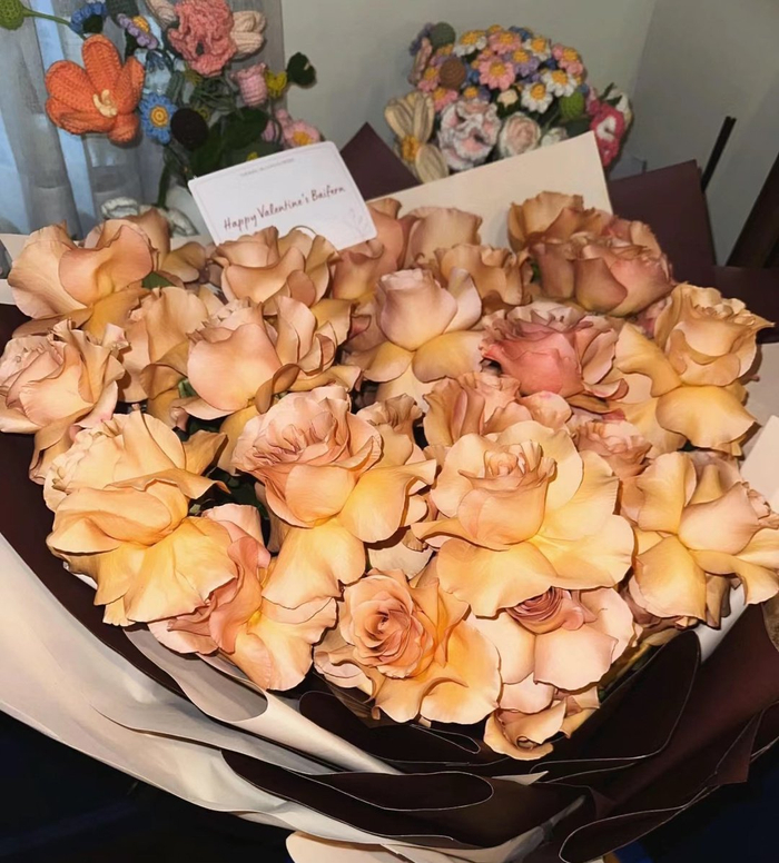 小水和小九甜蜜过情人节两人各捧鲜花和礼物仪式感满满