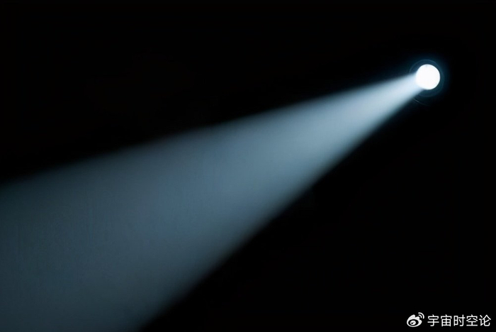 假如一艘飞船光速飞行,打开灯的话会照亮前方吗?