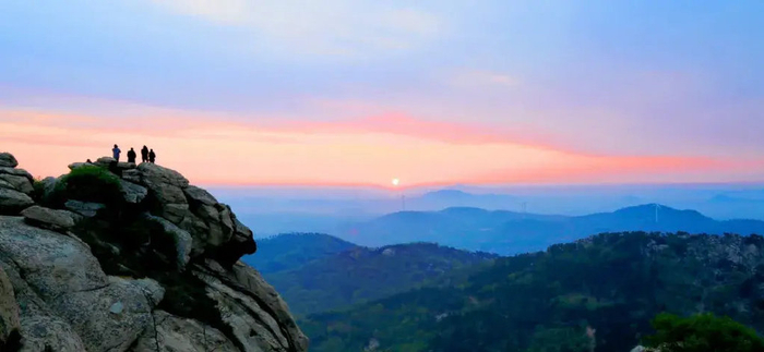 文峰山有"鲁南小泰山"之称,这里方圆之间,处处显古韵,步步皆风景.