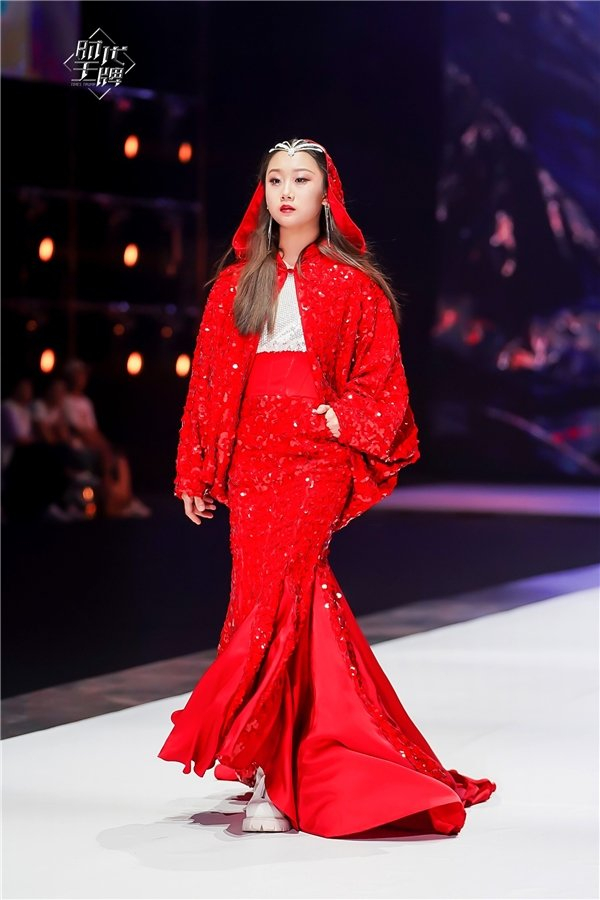 全球焦点时代王牌全能艺人张宸溪t台主持才艺卓然大放异彩