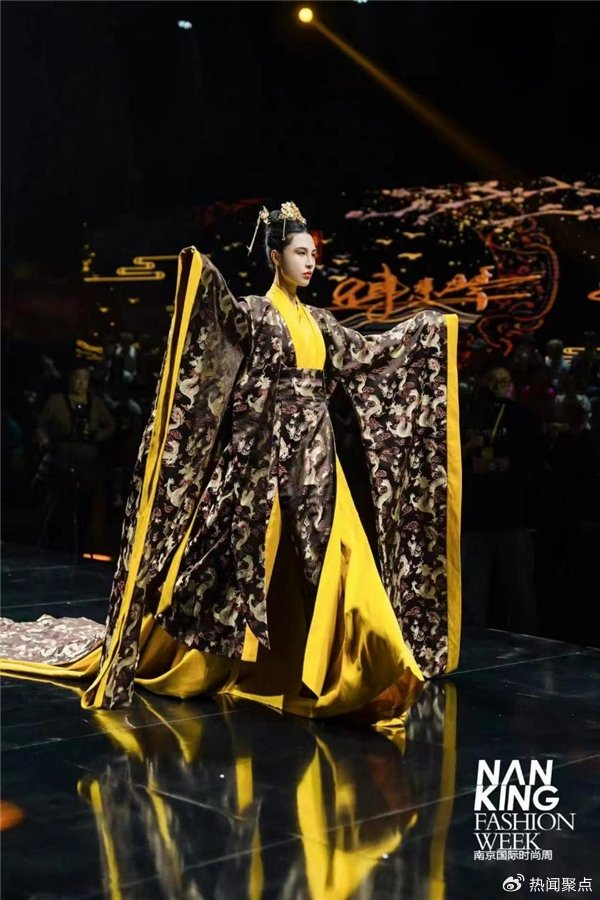 评:中国华服——如云,似锦|云锦|华服|缎子_新浪新闻