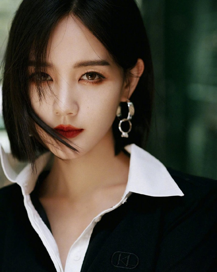 李一桐脱鞋光脚坐飞机惹争议,脚踩座椅不卫生,网友吐槽没素质__财经