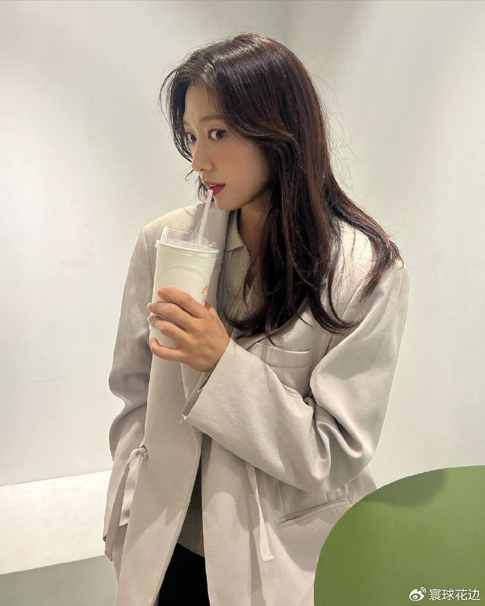 确定是个孩子的妈朴信惠穿粉色蕾丝裙装嫩成功