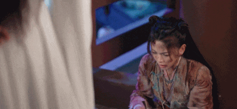 名场面"血婚"剧情片段,她的悲伤难过都是通过面无表情完成的,甚至