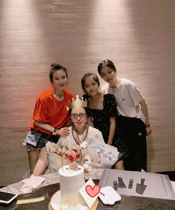 稍显遗憾的是,因正值特殊时期,于明加晒出的全家福每次都戴着口罩