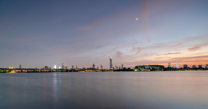南京玄武湖晚霞一睹晚霞下的南京城市天际线
