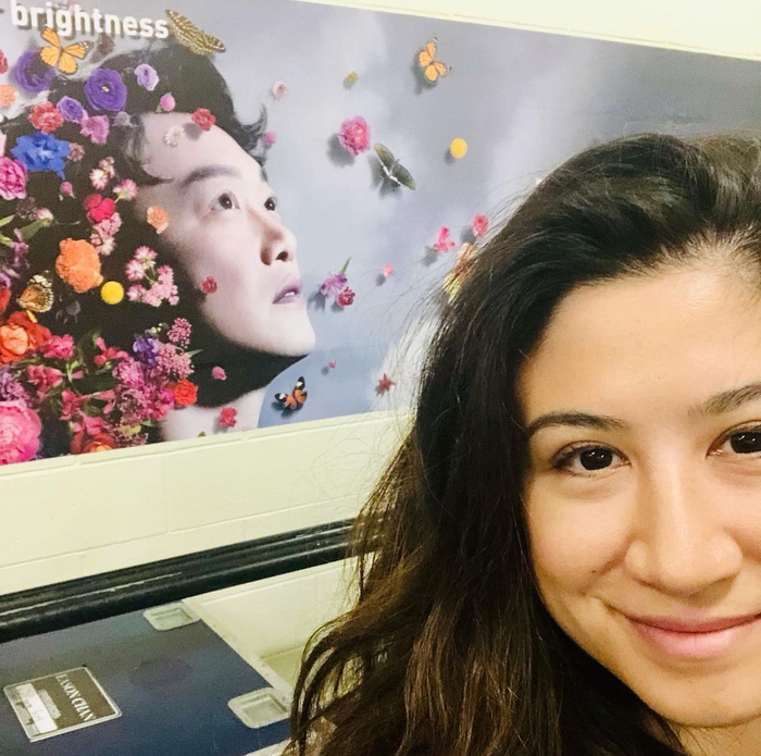 这位姑娘好像就是香港已故武打影星傅声和甄妮的女儿甄家平