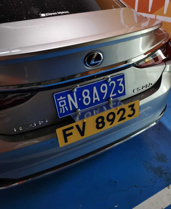 有香港网民在内地看到一台北京车牌 香港车牌的车