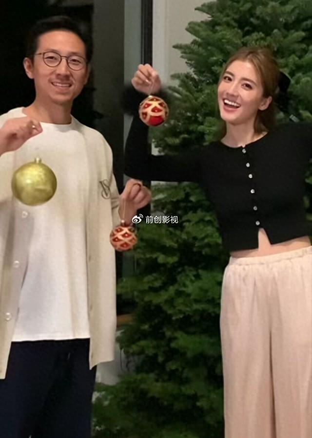 甜吴千语骑未婚夫脖子装饰圣诞树施伯雄温柔亲吻其脸颊超浪漫