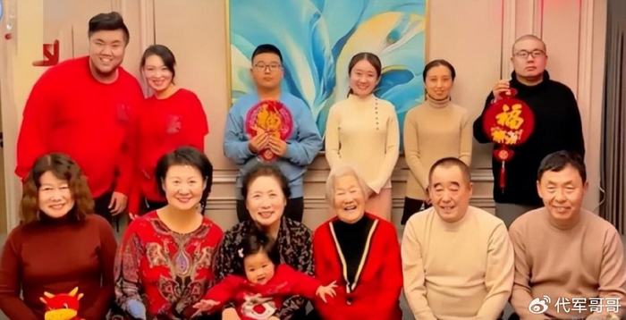 春晚常客黄晓娟:与初恋结婚恩爱37年,如今儿子是她的骄傲