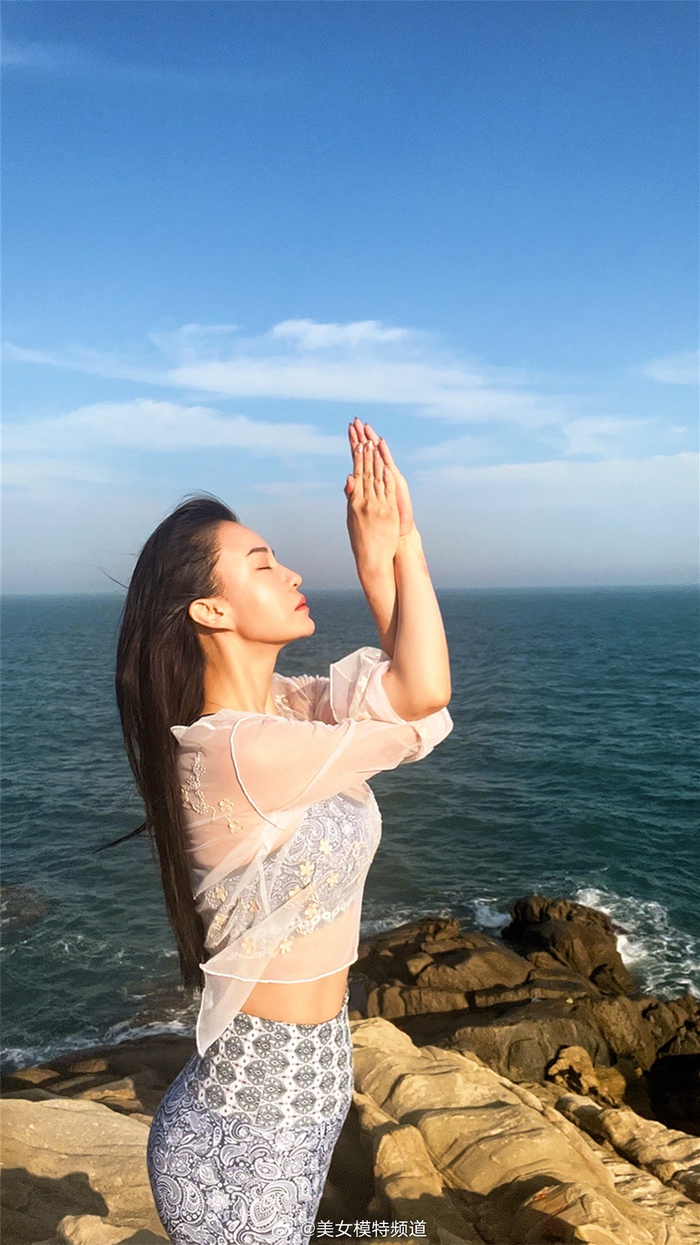 母其弥雅户外海边石礁瑜伽大片