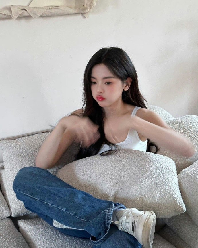 杨超越最新随拍送达露腰背心牛仔裤嘟嘴俏皮的超越妹妹啊