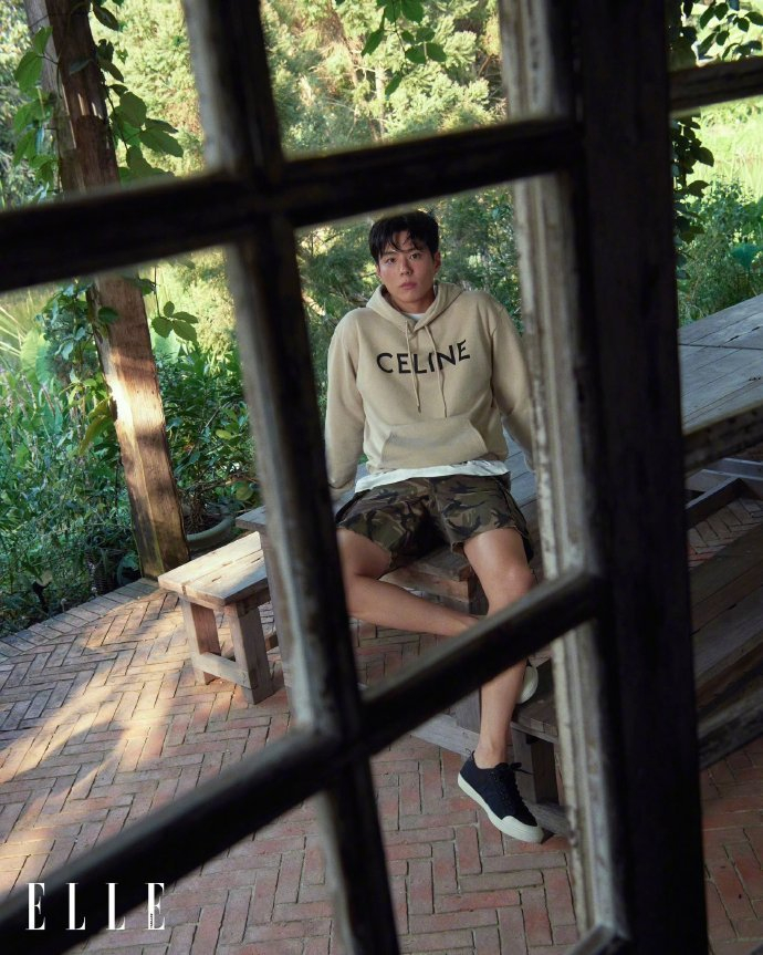 朴宝剑登上ellethailand1月刊封面