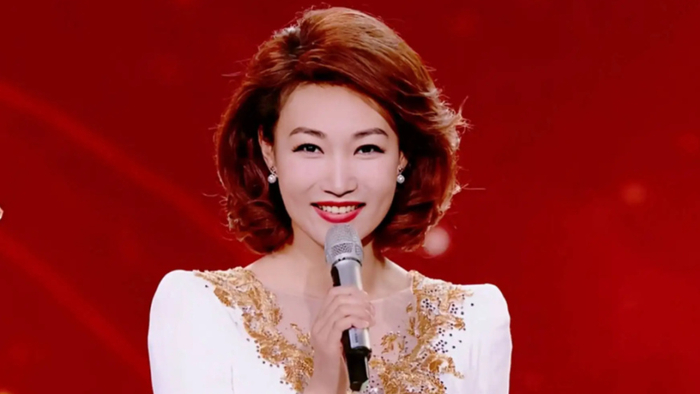 央视主持李梓萌:"贷款"上班20年,戴假发出镜,真实面目让人惊讶|央视