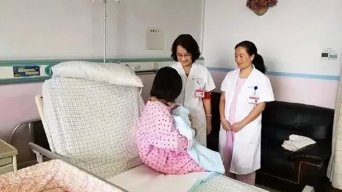 医生说再不救胎儿必死无疑，给38岁产妇“生剖”发现：胎儿脐带竟扭转